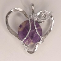 10078 Gehämmerter Herzanhänger gedrahtet mit matter Amethyst Scheibe