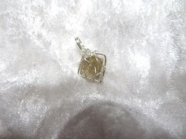 10102-2 925er Anhänger gedrahtet Rutilquarz Karo 5,5 ct (Brasilien)