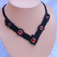 10182 Edles Peyote Collier mit Swarovski ® Xirius und Rivolis in light siam metallfrei