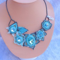 10459 Extravagantes Collier mit Swarovski ® Stones in Peyote Technik