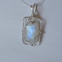 10543 925er Anhänger gedrahtet mit Regenbogenmondstein Cabochon, mit schillerndem Farbenspiel