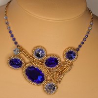 10577 Ausgefallenes Peyote Collier mit Swarovski® Steinen in royalen Farben