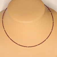 10801 Feines 925er Collier mit kleinen facettierten Granat Briolette Perlchen