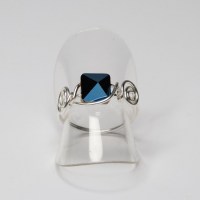 11062 925er Ring gedrahtet mit Swarovski® Sqare Spike Bead crystal metallic blue