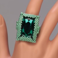 13028 Metallfreier Ring mit Swarovski® Rechteck emerald
