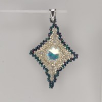 13048 Ornament Anhänger in Peyote Technik mit Swarovski® Rivoli 14mm crystal AB, 925er Tragering