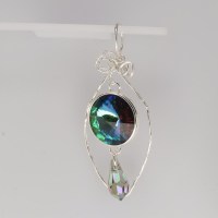 13071 935er Anhänger gedrahtet mit Swarovski® Rivoli crystal vitrail medium 14mm sowie Swarovski® Tropfen crystal paradise shine
