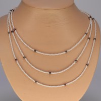 13092 Feines 3reihiges Collier aus Muschel Saatperlen und braunen Süßwasserzuchtperlen, 925er Verschluss