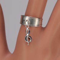 13116 925er Ring mit hängendem Notenschlüssel