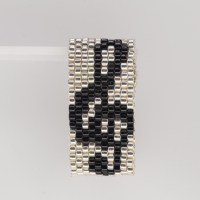 13117-1 Metallfreier Ring aus Delica Perlen in Peyote mit Notenschlüssel