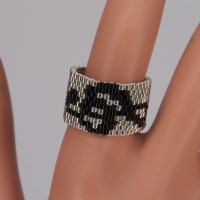 13117 Metallfreier Ring aus Delica Perlen in Peyote mit Notenschlüssel