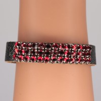 13161 Lederarmband mit 39 Swarovski® Rose Montees 4mm, light siam, Verschluss 925er Silber