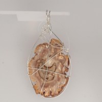 13250 935er Anhänger Drahtschmuck mit versteinerter Holu Scheibe