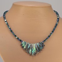 13257 Schillernde Kette mit Abalone Muschel Stäbchen Cleopatrastyle und Swarovski® Xilions 4mm sapphire AB und emerald AB