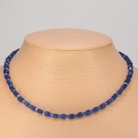 13279 Collier aus feinen Lapislazuli Würfeln und Swarovski Xilions 4mm sapphire AB, 925er Verschluss