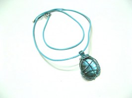 4264 Labradorit-Cabochon (3,7 cm) in Aluminiumdraht gewired, Lederband