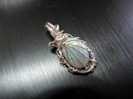 5794-1 Schöner echter schwarzer Opal 1,38 ct mit tollem Farbspiel in Sterlingsilberdraht gefasst