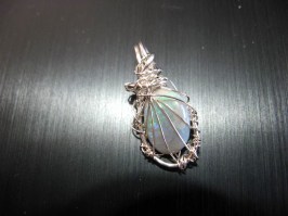 5794-2 Schöner echter schwarzer Opal 1,38 ct mit tollem Farbspiel in Sterlingsilberdraht gefasst