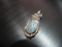 5794-3 Schöner echter schwarzer Opal 1,38 ct mit tollem Farbspiel in Sterlingsilberdraht gefasst