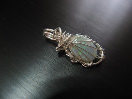 5794-4 Schöner echter schwarzer Opal 1,38 ct mit tollem Farbspiel in Sterlingsilberdraht gefasst