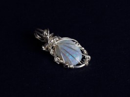 5794-5 Schöner echter schwarzer Opal 1,38 ct mit tollem Farbspiel in Sterlingsilberdraht gefasst