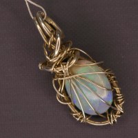 5794 Schöner echter schwarzer Opal 1,38 ct mit tollem Farbspiel in Sterlingsilberdraht gefasst