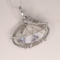 7253 Anhänger aus gehämmertem Aluminium mit Bi-Color-Moss-Opal-Dreieck