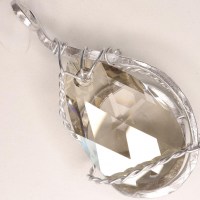 8117 Anhänger aus gehämmertem Aluminium mit einem Swarovski Tropfen ® crystal silver shade