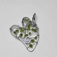 ANH00034 Aluminiumanhänger eloxiert mit Peridot Nuggets gedrahtet grün 7,5cm