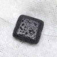 L__00005 Schmuck basteln Lava schwarz Kissen Quadrat quer gebohrt 12mm