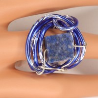R__00003 Fingerring gedrahtet Aluminium diamond cut blau mit Sodalith Quadrat Gr 19,5