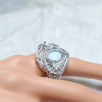 R__00024 Ring gedrahtet aus eloxiertem Aluminium silber mit Milchopal Linse hellblau Gr 16,5